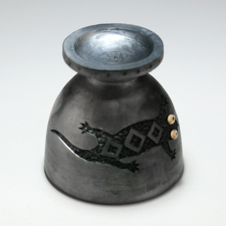 黒陶 黒トカゲ盃(台付)